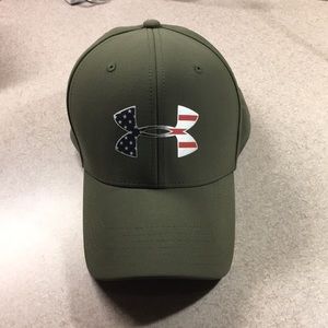 Like new Under Armour fitted hat.